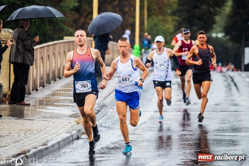 Zdjęcie w galerii na portalu naszraciborz.pl: V RAFAKO Półmaraton Racibórz - bramka otwarta wiadomości z regionu