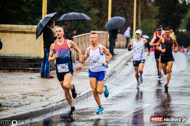 Zdjęcie w galerii na portalu naszraciborz.pl: V RAFAKO Półmaraton Racibórz - bramka otwarta wiadomości z regionu