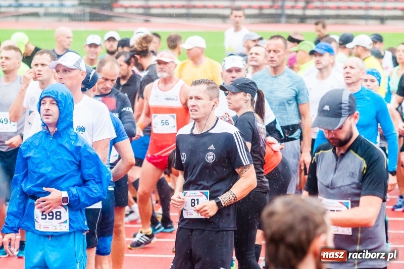 Zdjęcie w galerii na portalu naszraciborz.pl: V RAFAKO Półmaraton Racibórz - bramka otwarta wiadomości z regionu