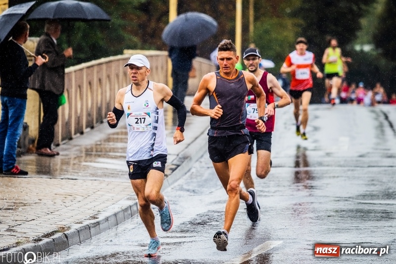 Zdjęcie w galerii na portalu naszraciborz.pl: V RAFAKO Półmaraton Racibórz - bramka otwarta wiadomości z regionu