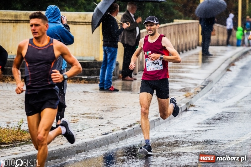 Zdjęcie w galerii na portalu naszraciborz.pl: V RAFAKO Półmaraton Racibórz - bramka otwarta wiadomości z regionu