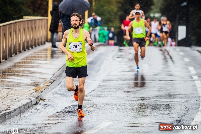 Zdjęcie w galerii na portalu naszraciborz.pl: V RAFAKO Półmaraton Racibórz - bramka otwarta wiadomości z regionu
