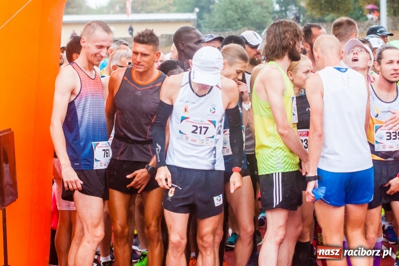Zdjęcie w galerii na portalu naszraciborz.pl: V RAFAKO Półmaraton Racibórz - bramka otwarta wiadomości z regionu