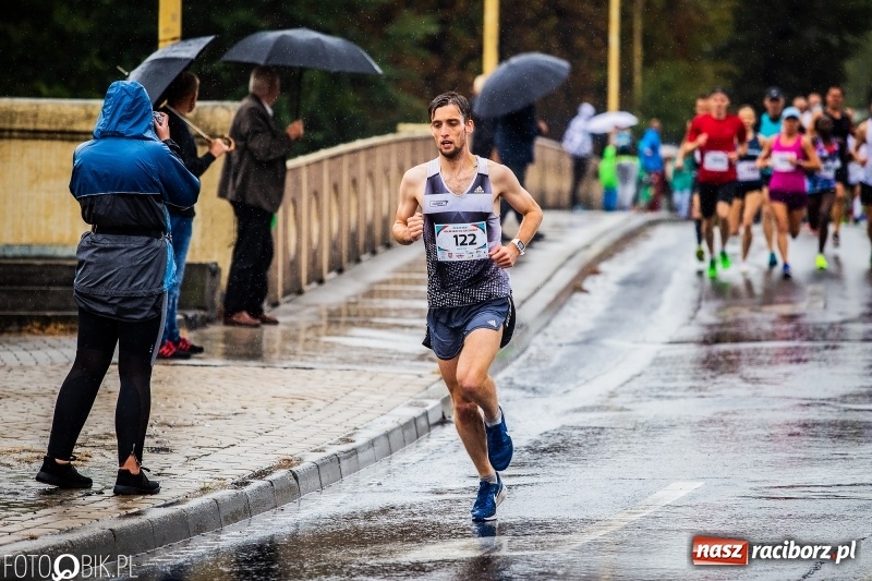 Zdjęcie w galerii na portalu naszraciborz.pl: V RAFAKO Półmaraton Racibórz - bramka otwarta wiadomości z regionu