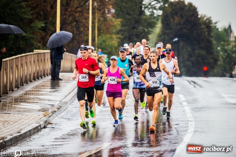 Zdjęcie w galerii na portalu naszraciborz.pl: V RAFAKO Półmaraton Racibórz - bramka otwarta wiadomości z regionu