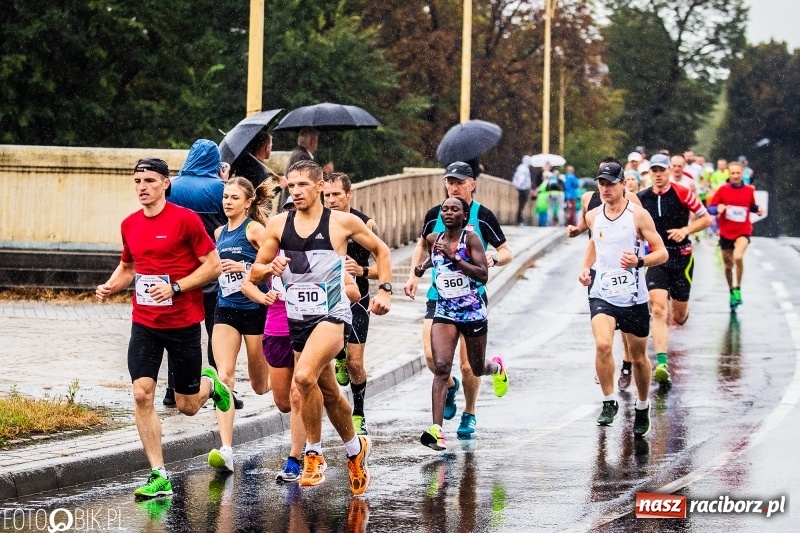 Zdjęcie w galerii na portalu naszraciborz.pl: V RAFAKO Półmaraton Racibórz - bramka otwarta wiadomości z regionu