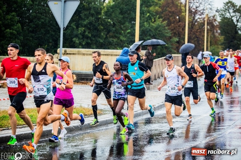 Zdjęcie w galerii na portalu naszraciborz.pl: V RAFAKO Półmaraton Racibórz - bramka otwarta wiadomości z regionu