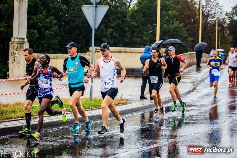 Zdjęcie w galerii na portalu naszraciborz.pl: V RAFAKO Półmaraton Racibórz - bramka otwarta wiadomości z regionu
