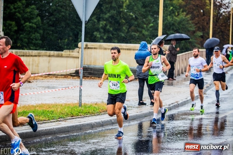 Zdjęcie w galerii na portalu naszraciborz.pl: V RAFAKO Półmaraton Racibórz - bramka otwarta wiadomości z regionu