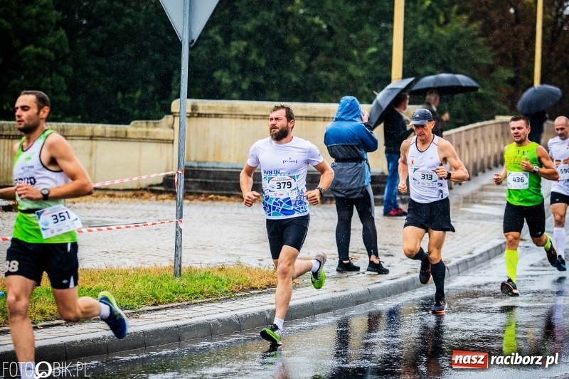 Zdjęcie w galerii na portalu naszraciborz.pl: V RAFAKO Półmaraton Racibórz - bramka otwarta wiadomości z regionu