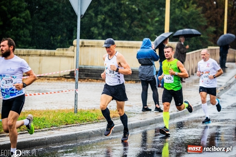 Zdjęcie w galerii na portalu naszraciborz.pl: V RAFAKO Półmaraton Racibórz - bramka otwarta wiadomości z regionu