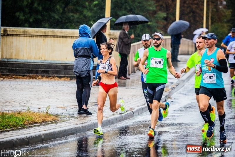 Zdjęcie w galerii na portalu naszraciborz.pl: V RAFAKO Półmaraton Racibórz - bramka otwarta wiadomości z regionu