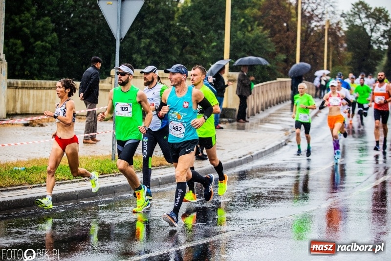 Zdjęcie w galerii na portalu naszraciborz.pl: V RAFAKO Półmaraton Racibórz - bramka otwarta wiadomości z regionu