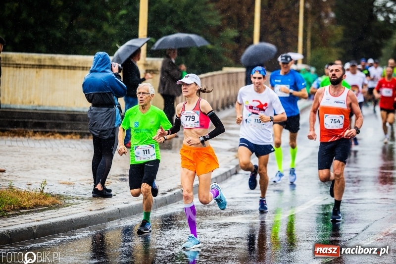 Zdjęcie w galerii na portalu naszraciborz.pl: V RAFAKO Półmaraton Racibórz - bramka otwarta wiadomości z regionu