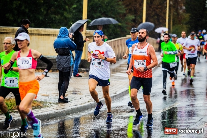 Zdjęcie w galerii na portalu naszraciborz.pl: V RAFAKO Półmaraton Racibórz - bramka otwarta wiadomości z regionu