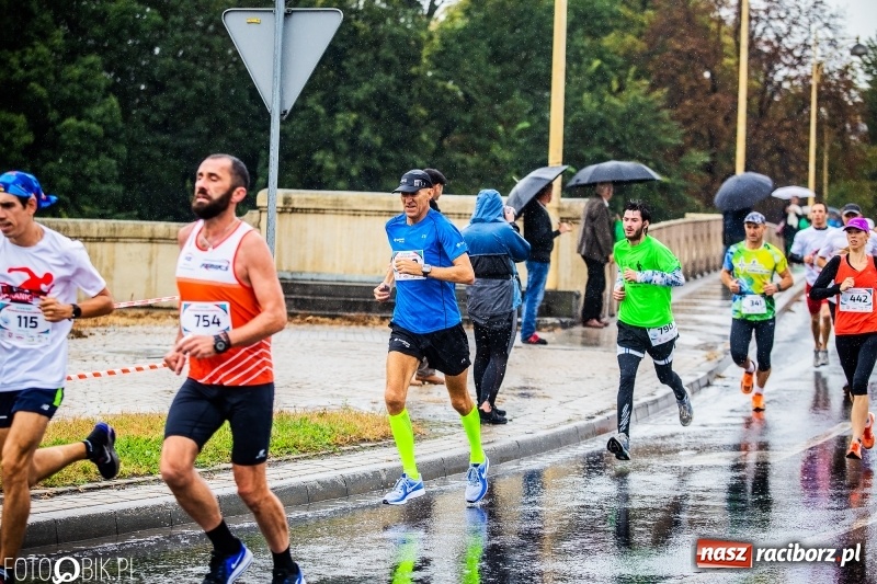 Zdjęcie w galerii na portalu naszraciborz.pl: V RAFAKO Półmaraton Racibórz - bramka otwarta wiadomości z regionu
