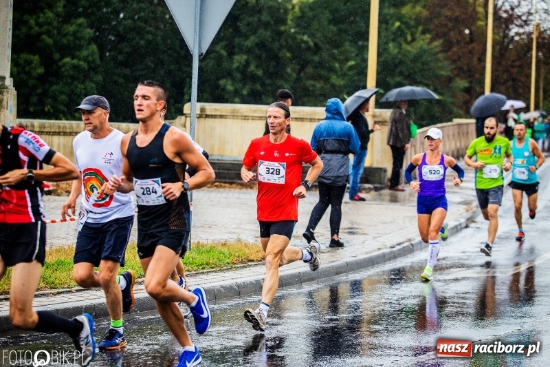 Zdjęcie w galerii na portalu naszraciborz.pl: V RAFAKO Półmaraton Racibórz - bramka otwarta wiadomości z regionu