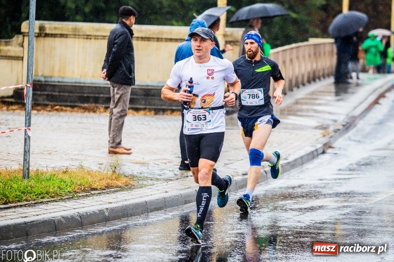 Zdjęcie w galerii na portalu naszraciborz.pl: V RAFAKO Półmaraton Racibórz - bramka otwarta wiadomości z regionu