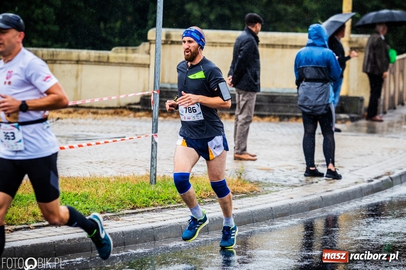 Zdjęcie w galerii na portalu naszraciborz.pl: V RAFAKO Półmaraton Racibórz - bramka otwarta wiadomości z regionu