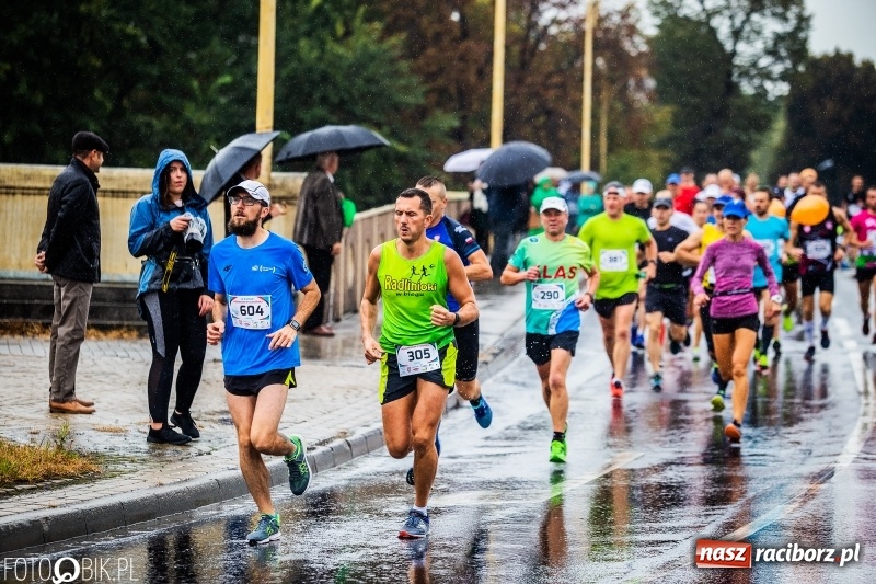 Zdjęcie w galerii na portalu naszraciborz.pl: V RAFAKO Półmaraton Racibórz - bramka otwarta wiadomości z regionu