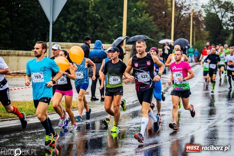 Zdjęcie w galerii na portalu naszraciborz.pl: V RAFAKO Półmaraton Racibórz - bramka otwarta wiadomości z regionu