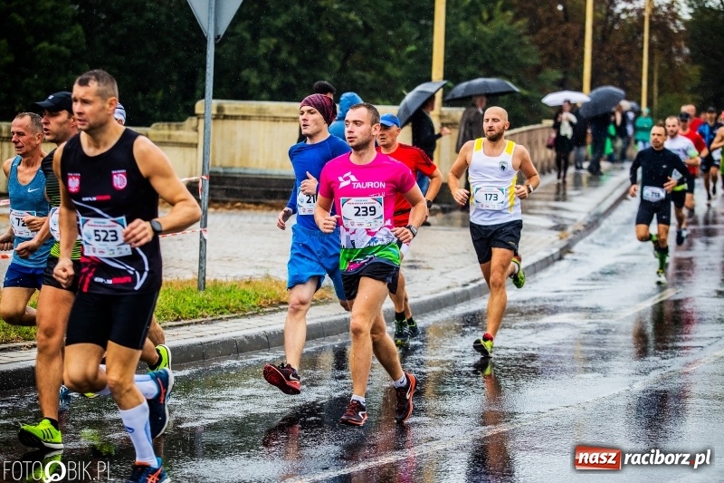 Zdjęcie w galerii na portalu naszraciborz.pl: V RAFAKO Półmaraton Racibórz - bramka otwarta wiadomości z regionu