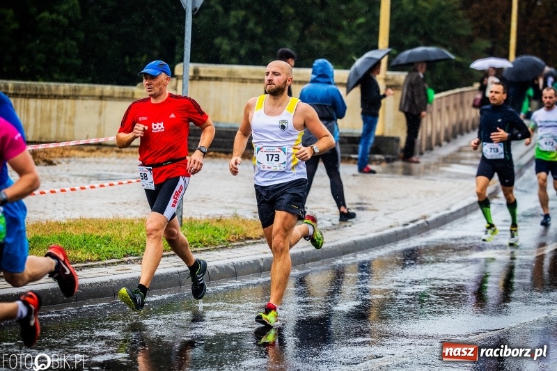 Zdjęcie w galerii na portalu naszraciborz.pl: V RAFAKO Półmaraton Racibórz - bramka otwarta wiadomości z regionu