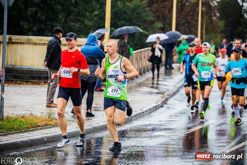 Zdjęcie w galerii na portalu naszraciborz.pl: V RAFAKO Półmaraton Racibórz - bramka otwarta wiadomości z regionu