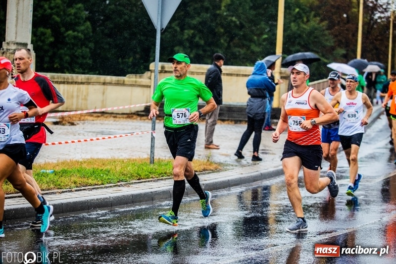 Zdjęcie w galerii na portalu naszraciborz.pl: V RAFAKO Półmaraton Racibórz - bramka otwarta wiadomości z regionu