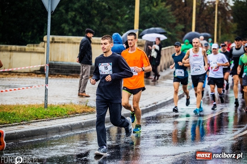 Zdjęcie w galerii na portalu naszraciborz.pl: V RAFAKO Półmaraton Racibórz - bramka otwarta wiadomości z regionu