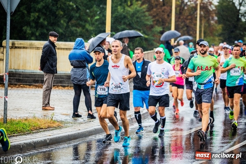 Zdjęcie w galerii na portalu naszraciborz.pl: V RAFAKO Półmaraton Racibórz - bramka otwarta wiadomości z regionu