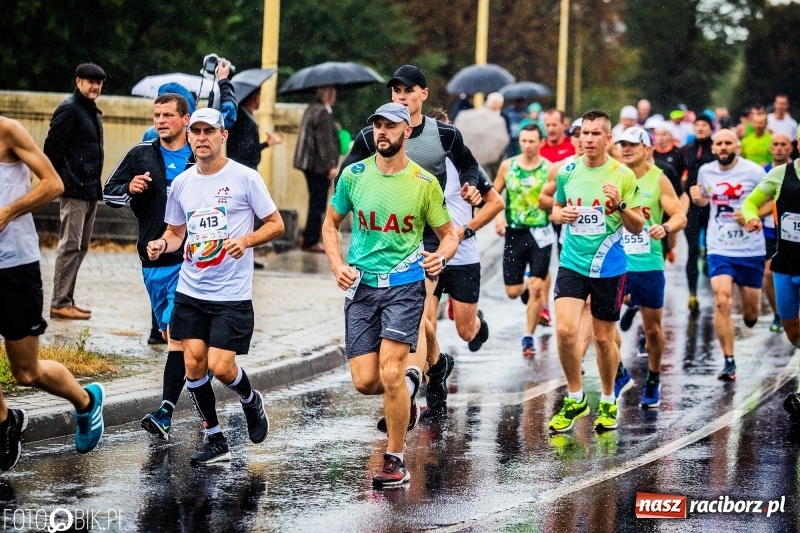 Zdjęcie w galerii na portalu naszraciborz.pl: V RAFAKO Półmaraton Racibórz - bramka otwarta wiadomości z regionu
