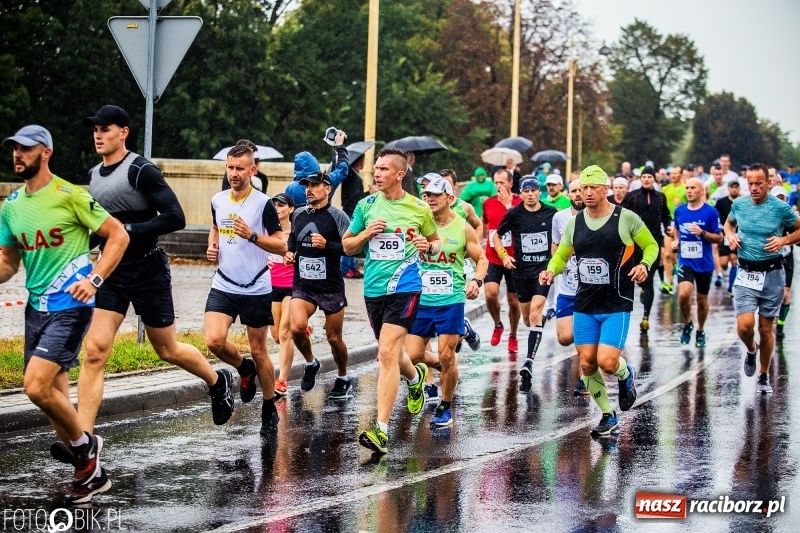 Zdjęcie w galerii na portalu naszraciborz.pl: V RAFAKO Półmaraton Racibórz - bramka otwarta wiadomości z regionu