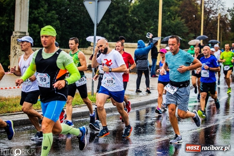 Zdjęcie w galerii na portalu naszraciborz.pl: V RAFAKO Półmaraton Racibórz - bramka otwarta wiadomości z regionu