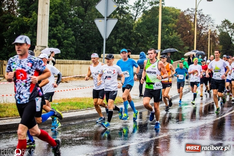Zdjęcie w galerii na portalu naszraciborz.pl: V RAFAKO Półmaraton Racibórz - bramka otwarta wiadomości z regionu