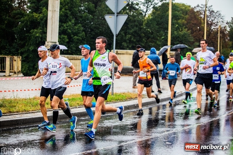 Zdjęcie w galerii na portalu naszraciborz.pl: V RAFAKO Półmaraton Racibórz - bramka otwarta wiadomości z regionu