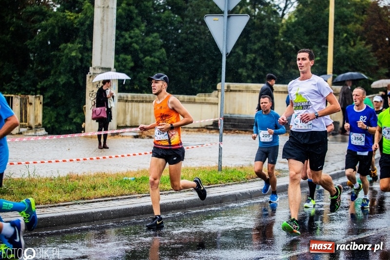 Zdjęcie w galerii na portalu naszraciborz.pl: V RAFAKO Półmaraton Racibórz - bramka otwarta wiadomości z regionu