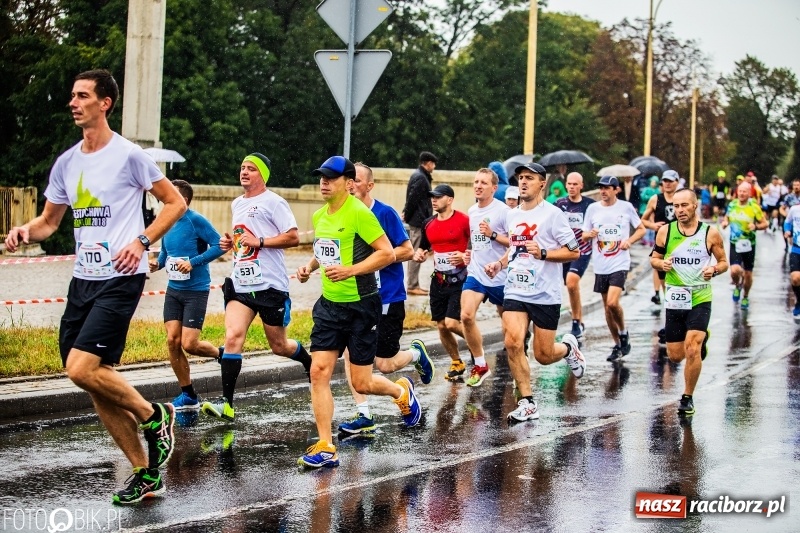 Zdjęcie w galerii na portalu naszraciborz.pl: V RAFAKO Półmaraton Racibórz - bramka otwarta wiadomości z regionu