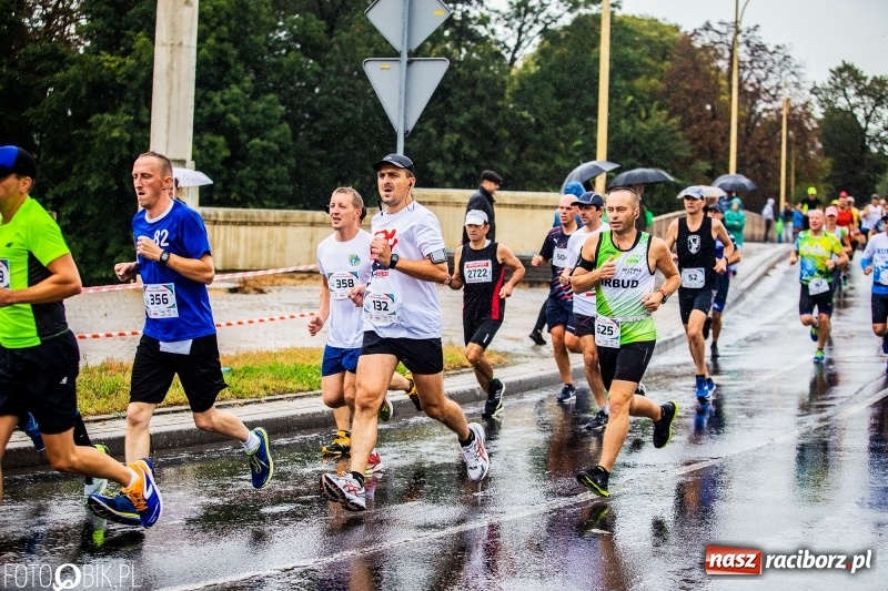 Zdjęcie w galerii na portalu naszraciborz.pl: V RAFAKO Półmaraton Racibórz - bramka otwarta wiadomości z regionu
