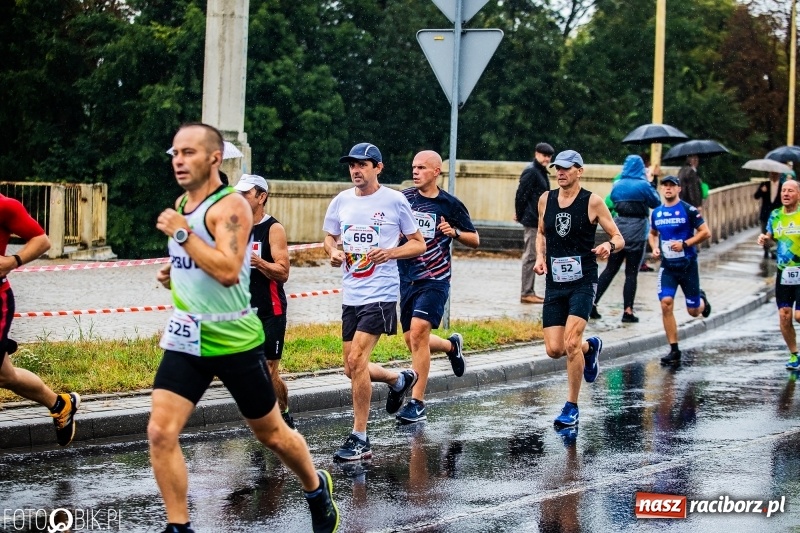 Zdjęcie w galerii na portalu naszraciborz.pl: V RAFAKO Półmaraton Racibórz - bramka otwarta wiadomości z regionu