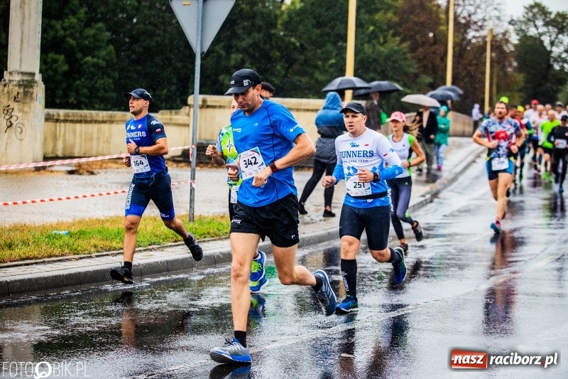 Zdjęcie w galerii na portalu naszraciborz.pl: V RAFAKO Półmaraton Racibórz - bramka otwarta wiadomości z regionu