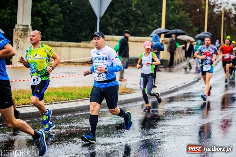 Zdjęcie w galerii na portalu naszraciborz.pl: V RAFAKO Półmaraton Racibórz - bramka otwarta wiadomości z regionu