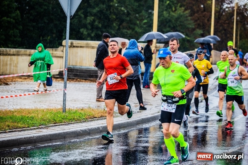 Zdjęcie w galerii na portalu naszraciborz.pl: V RAFAKO Półmaraton Racibórz - bramka otwarta wiadomości z regionu