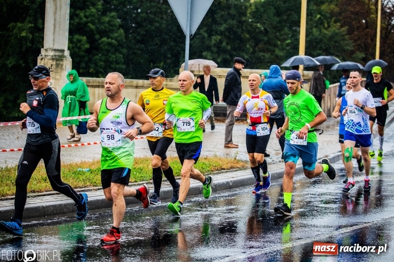 Zdjęcie w galerii na portalu naszraciborz.pl: V RAFAKO Półmaraton Racibórz - bramka otwarta wiadomości z regionu
