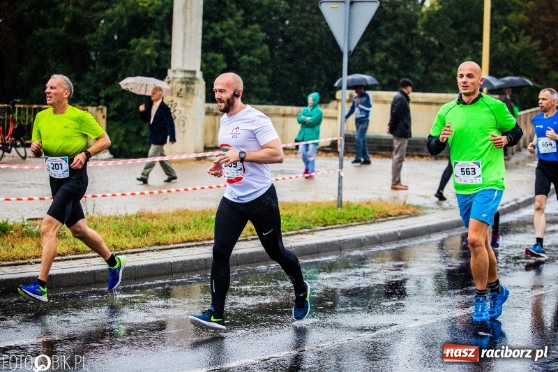 Zdjęcie w galerii na portalu naszraciborz.pl: V RAFAKO Półmaraton Racibórz - bramka otwarta wiadomości z regionu