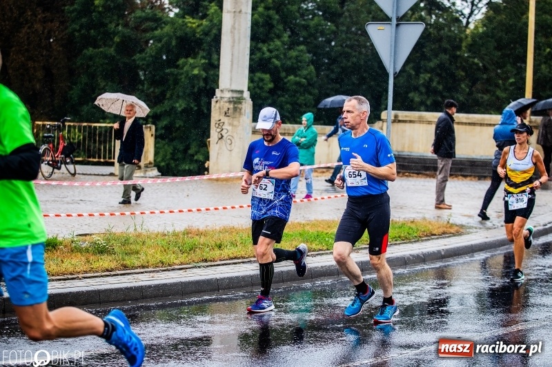 Zdjęcie w galerii na portalu naszraciborz.pl: V RAFAKO Półmaraton Racibórz - bramka otwarta wiadomości z regionu