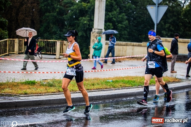 Zdjęcie w galerii na portalu naszraciborz.pl: V RAFAKO Półmaraton Racibórz - bramka otwarta wiadomości z regionu