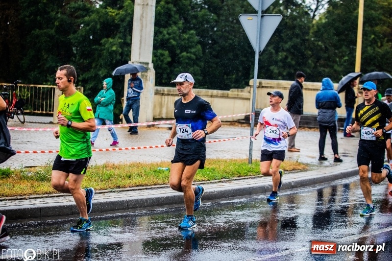 Zdjęcie w galerii na portalu naszraciborz.pl: V RAFAKO Półmaraton Racibórz - bramka otwarta wiadomości z regionu