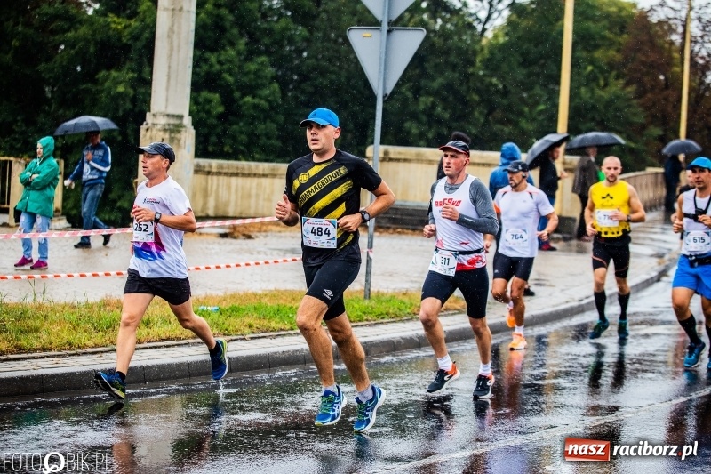 Zdjęcie w galerii na portalu naszraciborz.pl: V RAFAKO Półmaraton Racibórz - bramka otwarta wiadomości z regionu