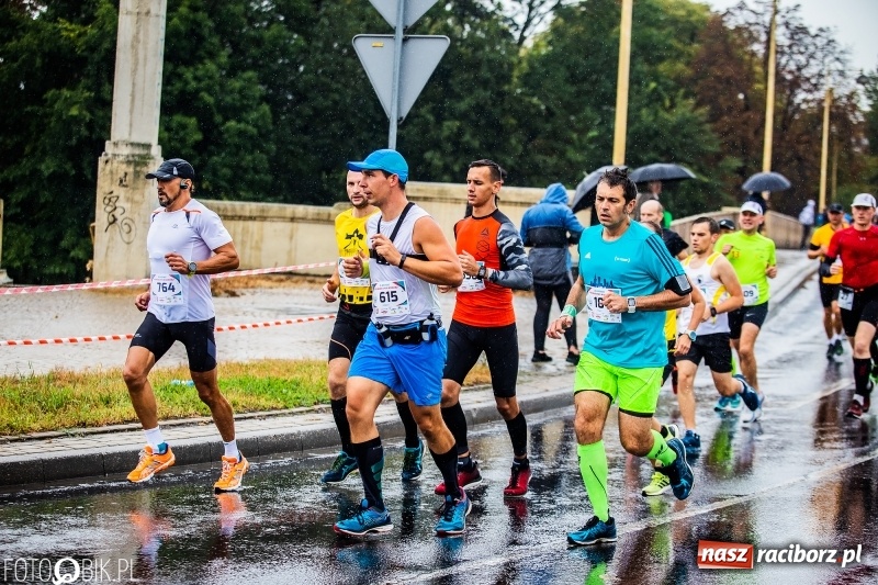 Zdjęcie w galerii na portalu naszraciborz.pl: V RAFAKO Półmaraton Racibórz - bramka otwarta wiadomości z regionu